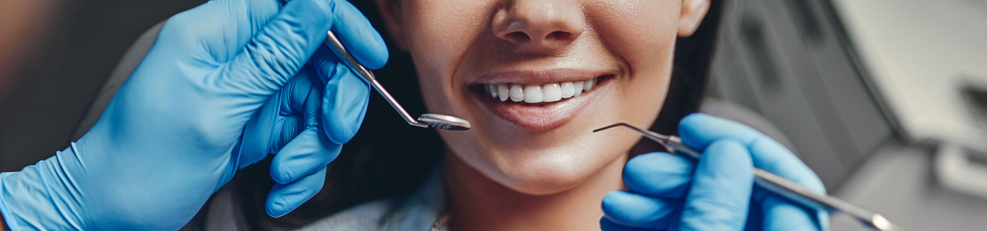 אישה מחייכת בזמן טיפול יישור שיניים