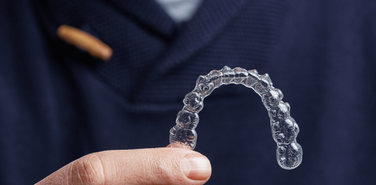 קשתית שקופה ליישור שיניים למבוגרים